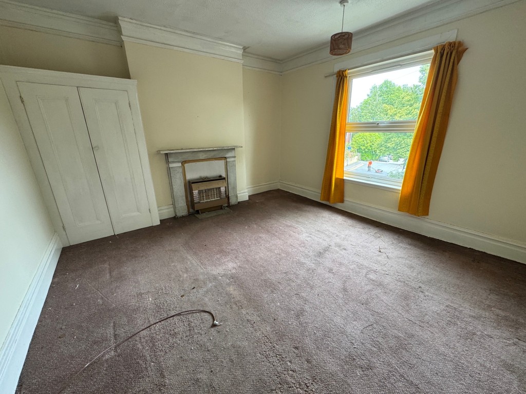 Lot: 101 - DETACHED FOUR-BEDROOM HOUSE FOR IMPROVEMENT - Bedroom 1